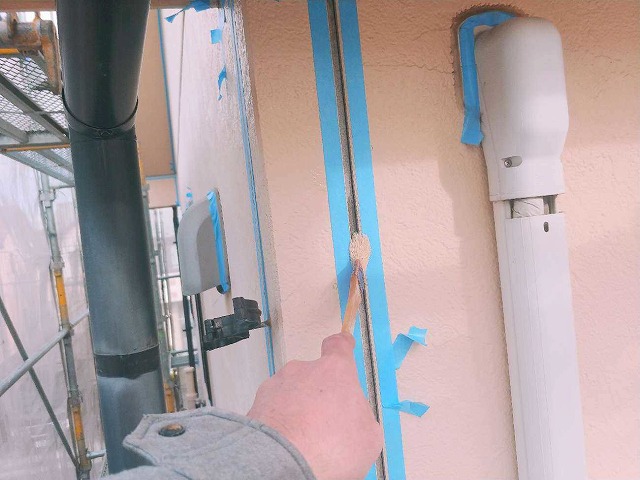 目地にプライマーを塗布